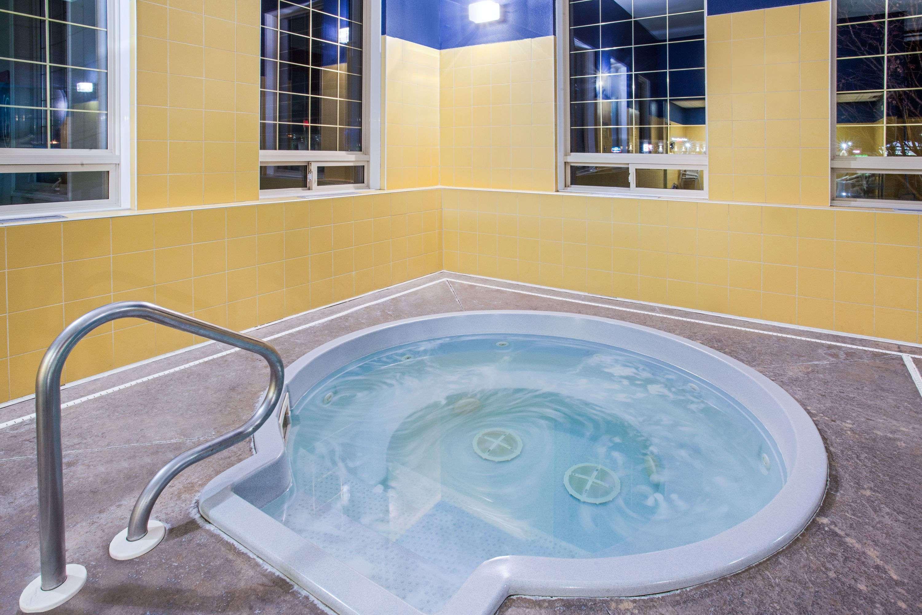 Ramada By Wyndham Red Deer Hotel & Suites Exterior photo