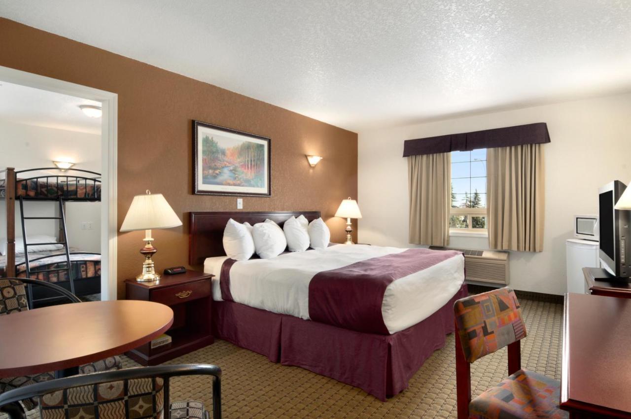 Ramada By Wyndham Red Deer Hotel & Suites Exterior photo