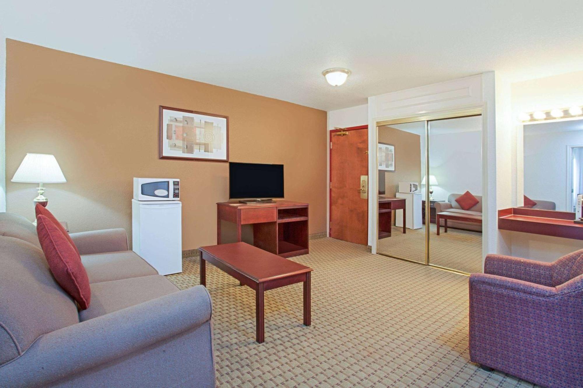 Ramada By Wyndham Red Deer Hotel & Suites Exterior photo