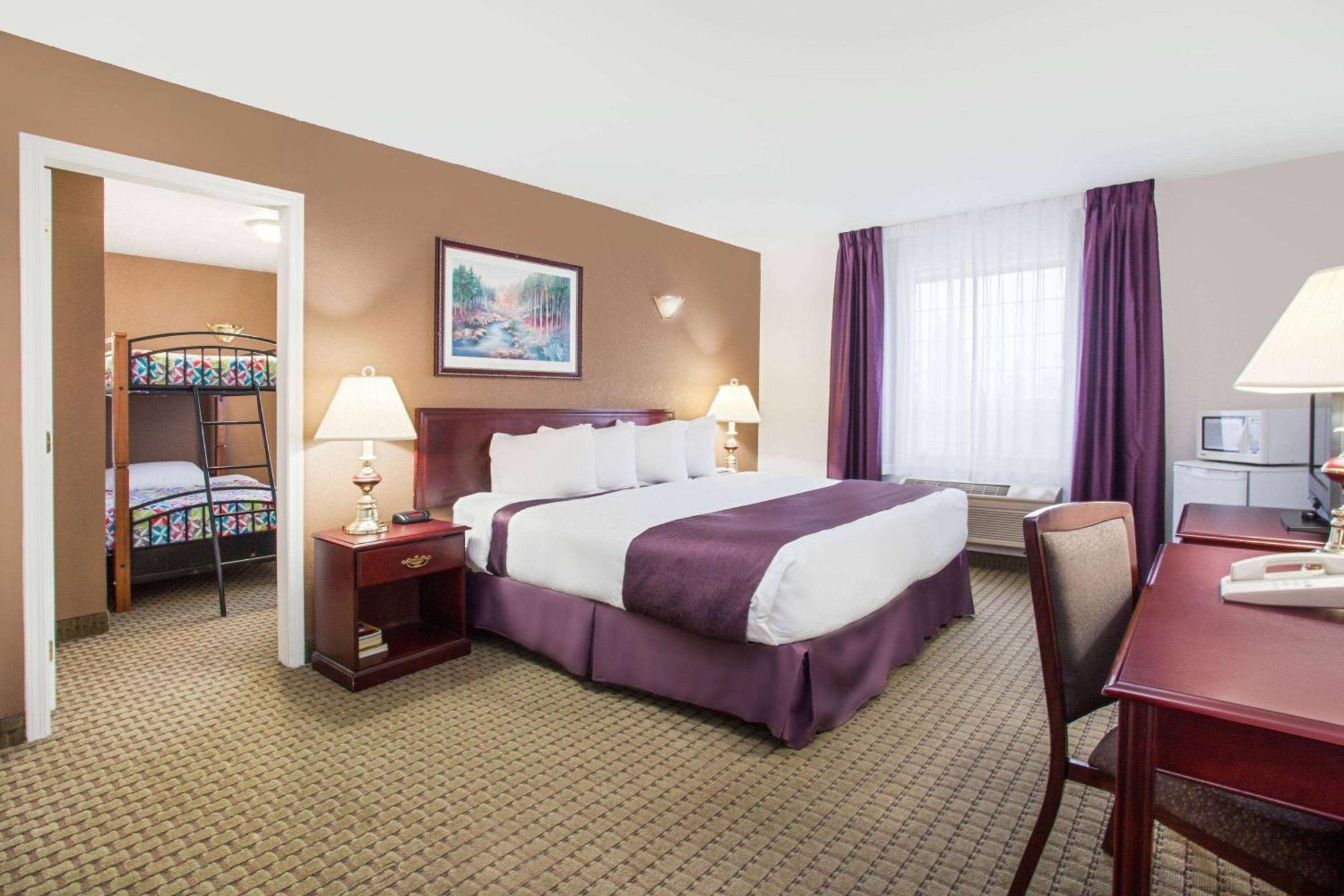 Ramada By Wyndham Red Deer Hotel & Suites Exterior photo