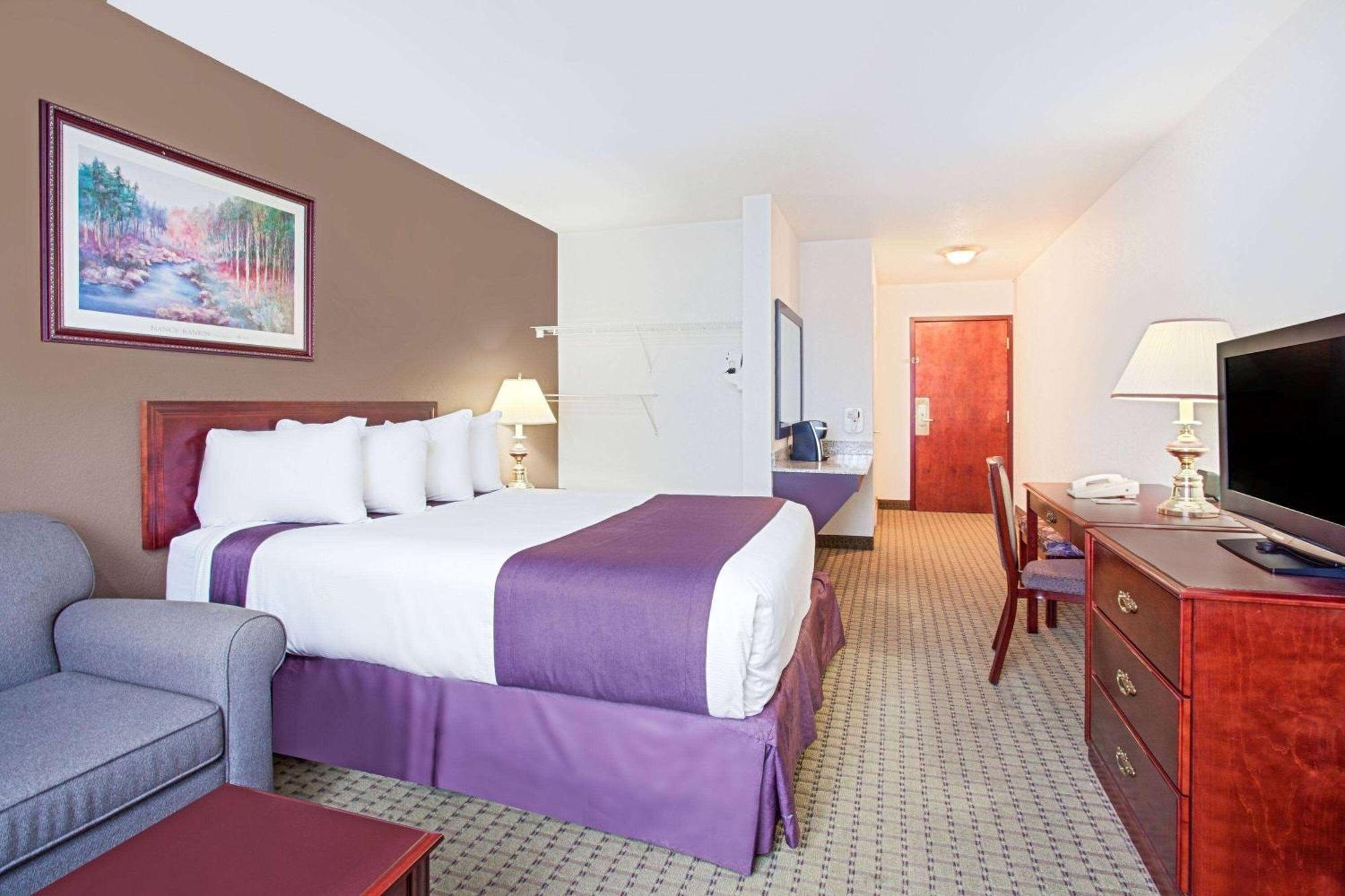 Ramada By Wyndham Red Deer Hotel & Suites Exterior photo
