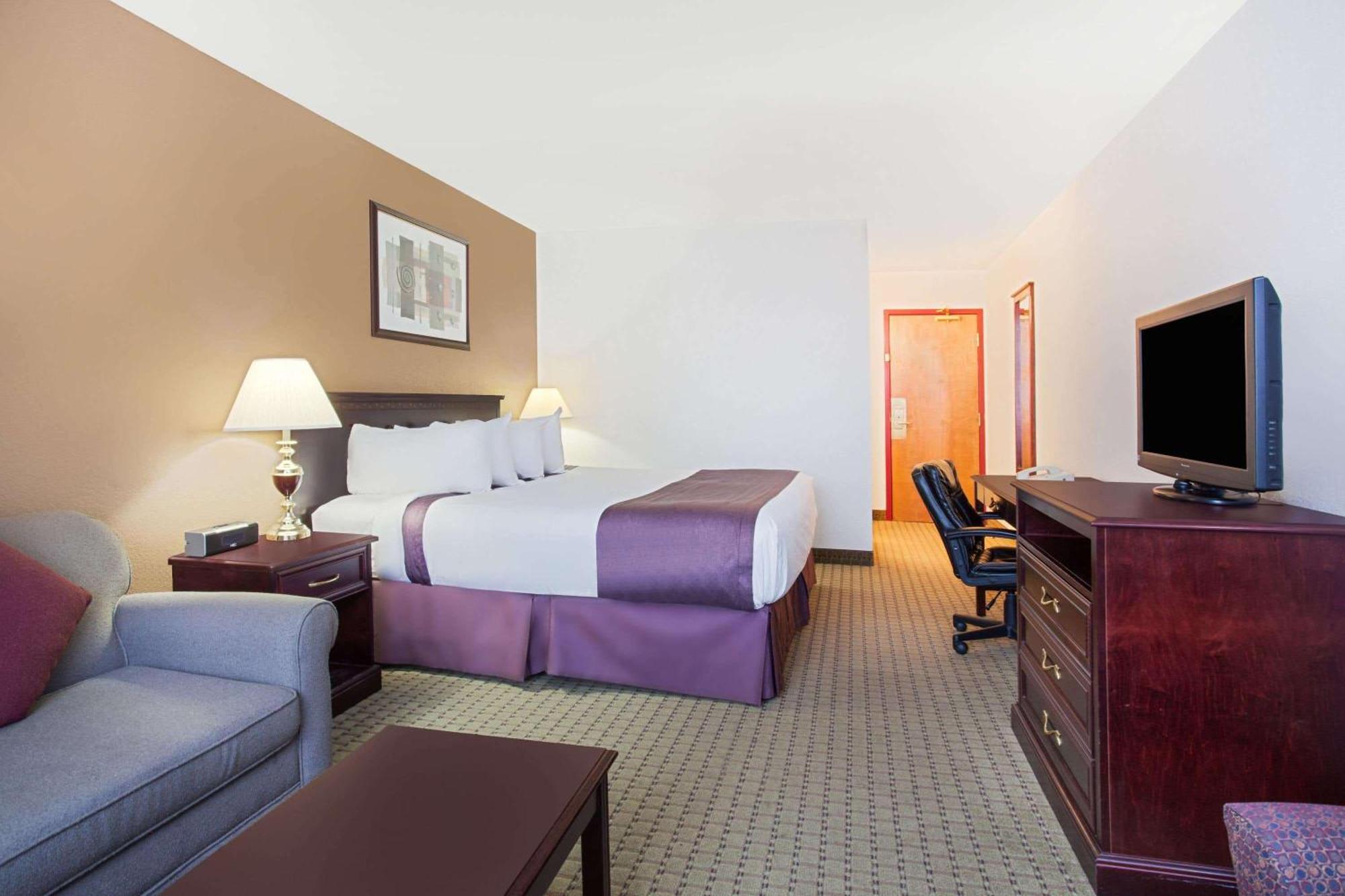 Ramada By Wyndham Red Deer Hotel & Suites Exterior photo