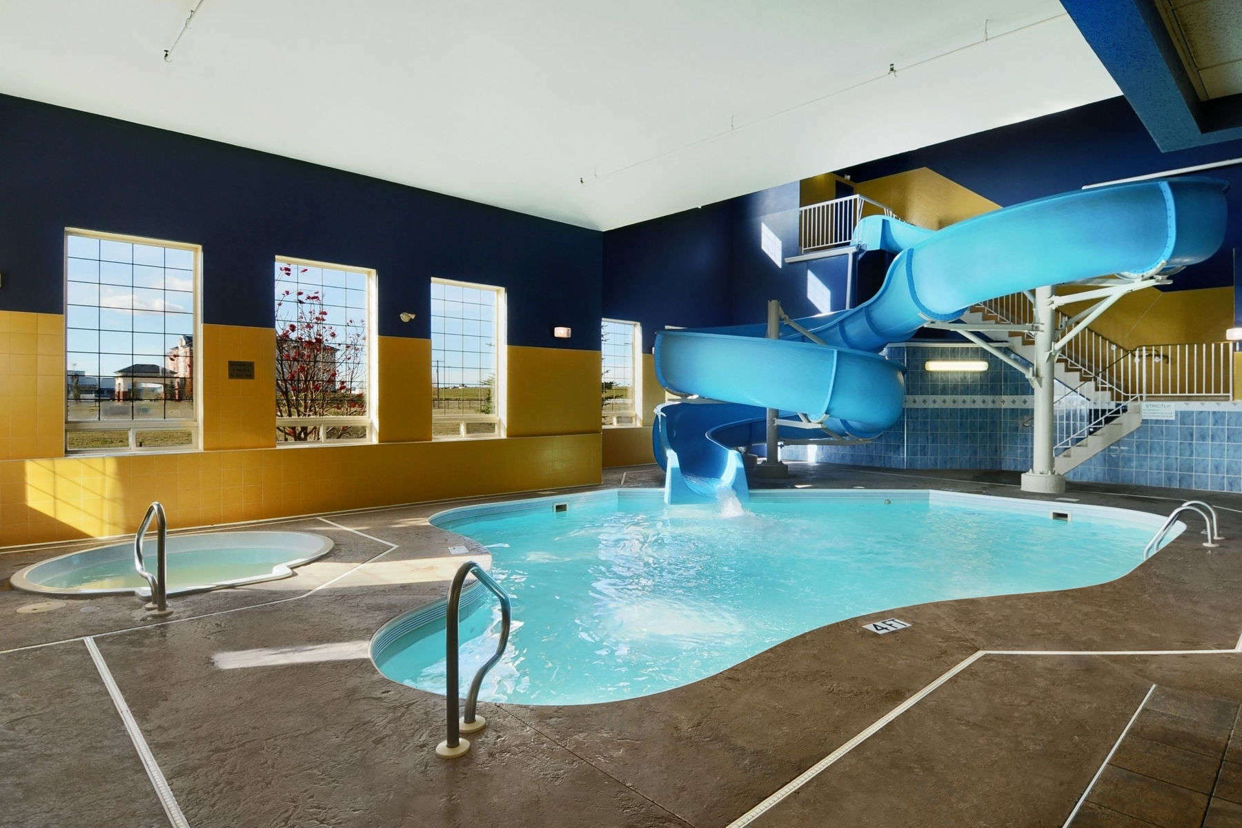 Ramada By Wyndham Red Deer Hotel & Suites Exterior photo